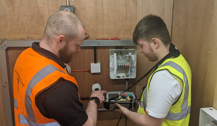 Level 2 Electrical at Cannock - Tom teaching Sam Connolly